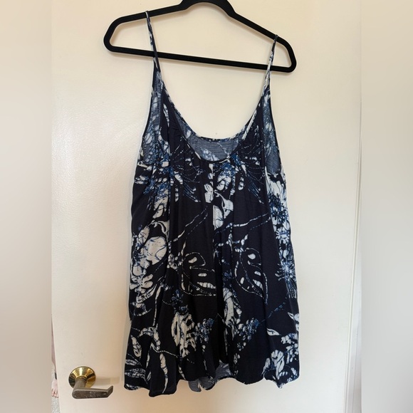 Audrey 3+1 Blue and White Print Tank in Size Large - Picture 4 of 8